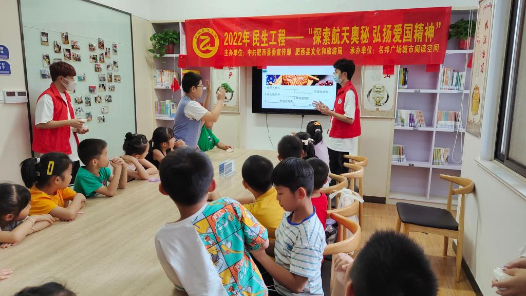 支部党员同学们和社区小朋友“中秋话月”.jpg 支部党员同学们和社区小朋友“中秋话月”.jpg